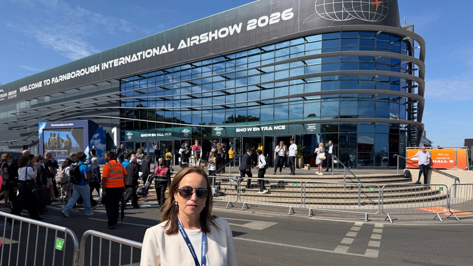 Silvia Flores frente al acceso principal del Farnborough International Airshow 2026 en la jornada inaugural.